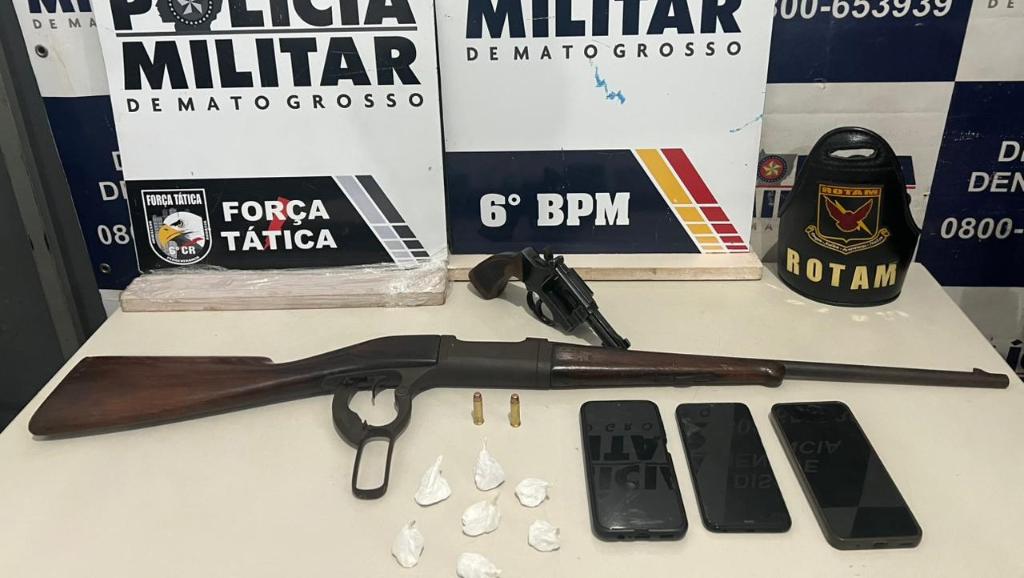PM apreende fuzil, revólver, drogas e prende três pessoas suspeitas por porte ilegal de arma de fogo -