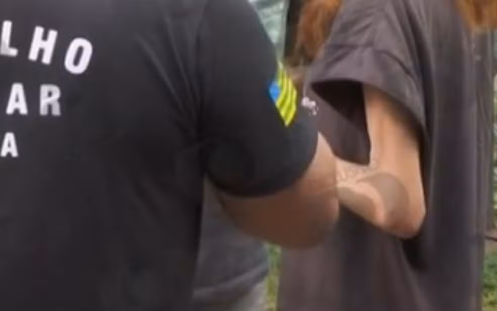 Adolescente é resgatada após ficar dois anos presa no fundo de casa e ser torturada pela mãe e o padrasto em GO