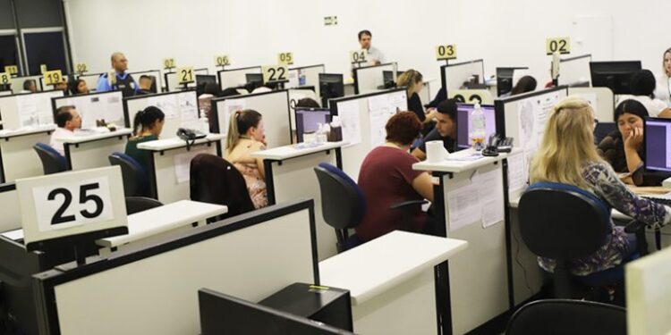 Administração Pública - geral - servidores públicos serviço público burocracia atendimento guichês (agências do trabalhador no Paraná)