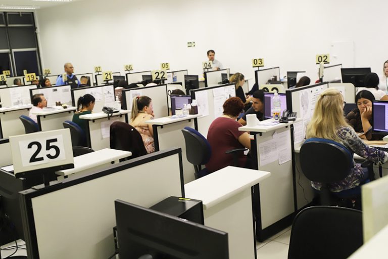 Administração Pública - geral - servidores públicos serviço público burocracia atendimento guichês (agências do trabalhador no Paraná)