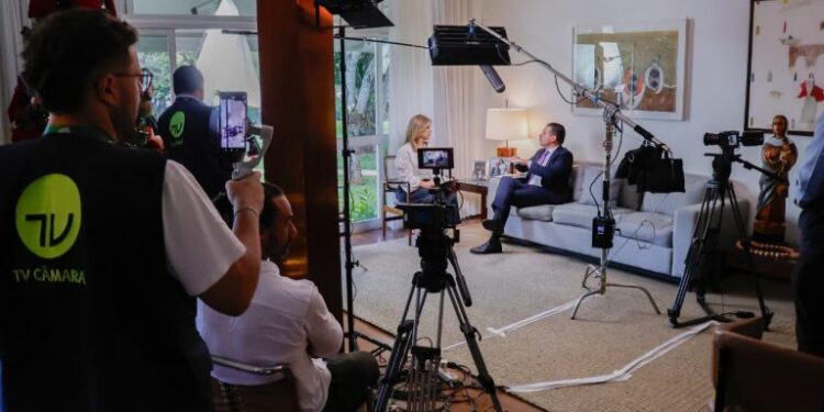 Hugo Motta concede entrevista na residência oficial da Câmara