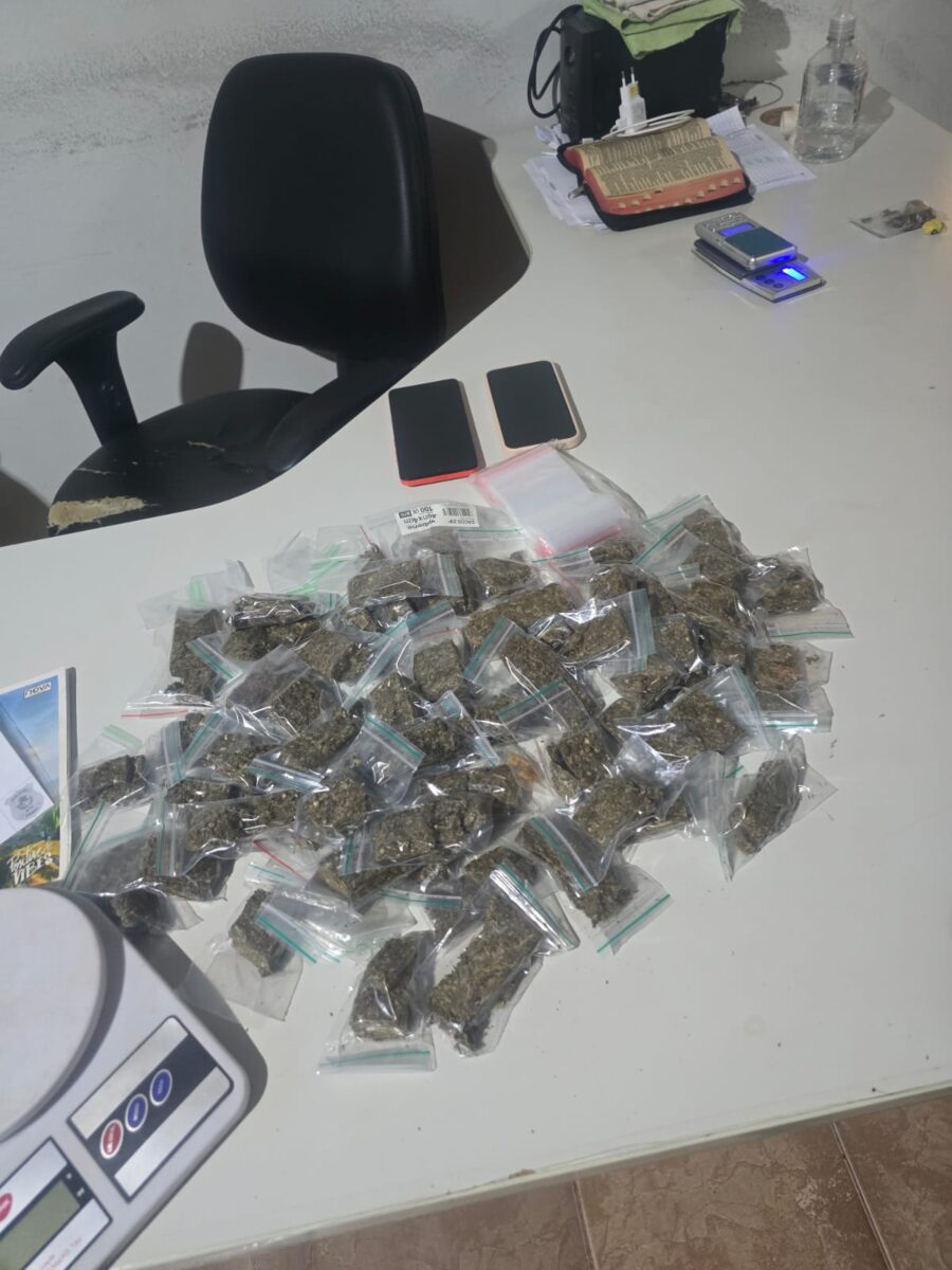 Mulher é presa suspeita de usar a própria casa para o comércio de drogas em Aragarças