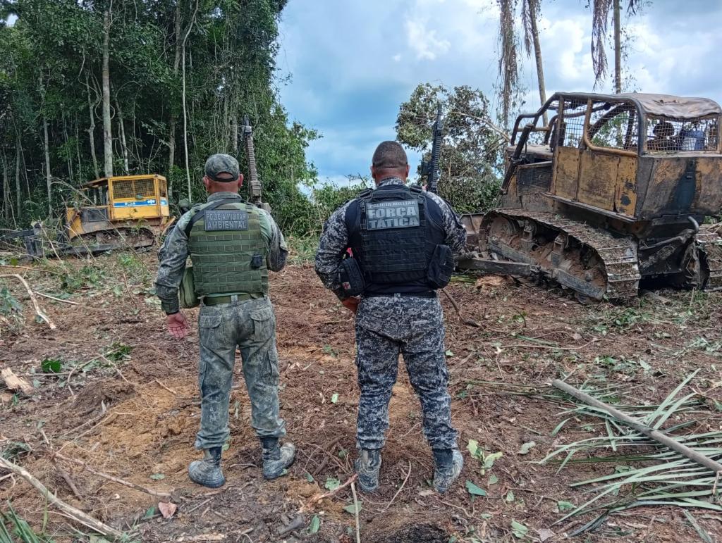 Polícia Militar apreende máquinas utilizadas em extração ilegal de madeiras em zona rural -