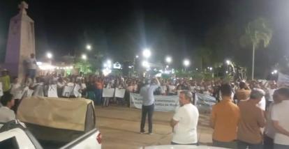 Família e amigos de adolescente morto por engano protestam em MT