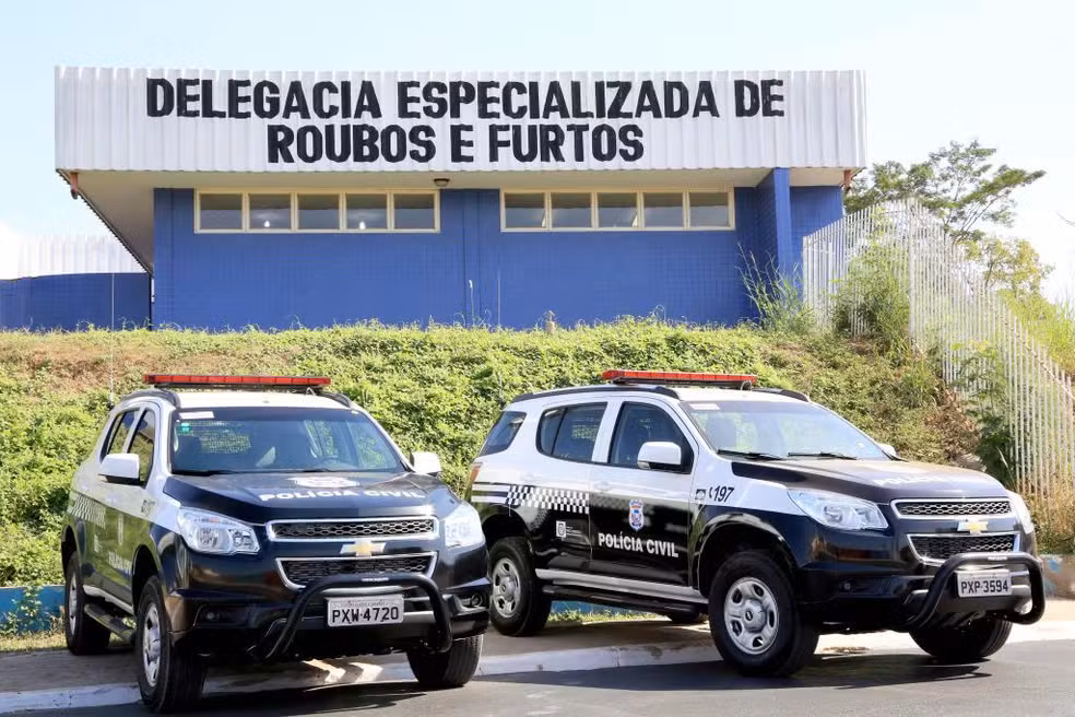 Mulher é agredida com pedaço de madeira e tem moto roubada por dois suspeitos em MT