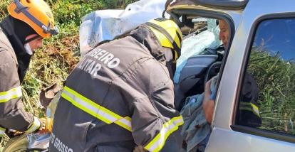 Homem é retirado das ferragens após acidente entre carro e furgão