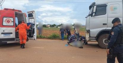 Motociclista perde controle da direção, colide contra carreta e morre