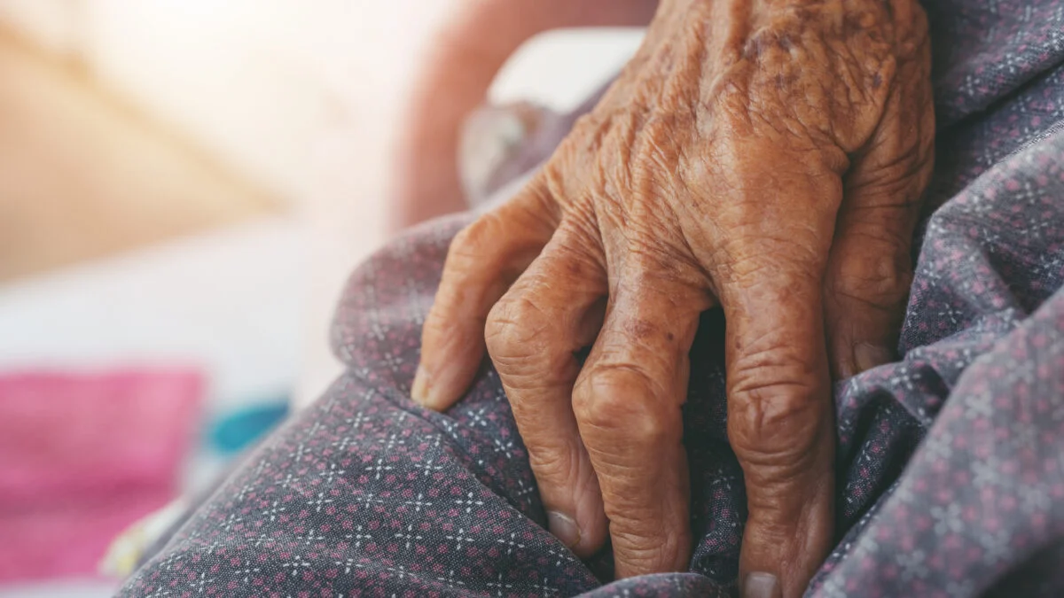 Mulher processa 9 irmãos para que ajudem a cuidar de mãe com Alzheimer em Goiás