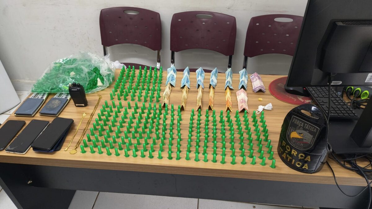 Força Tática localiza suspeitos por salve e apreende 300 porções de cocaína em residência