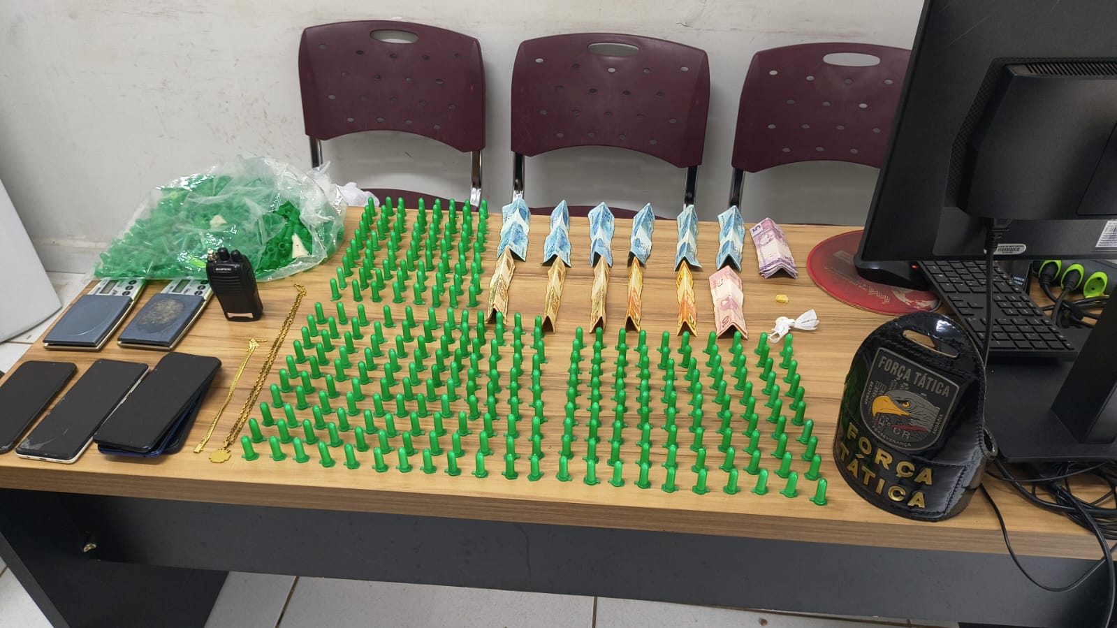 Força Tática localiza suspeitos por salve e apreende 300 porções de cocaína em residência
