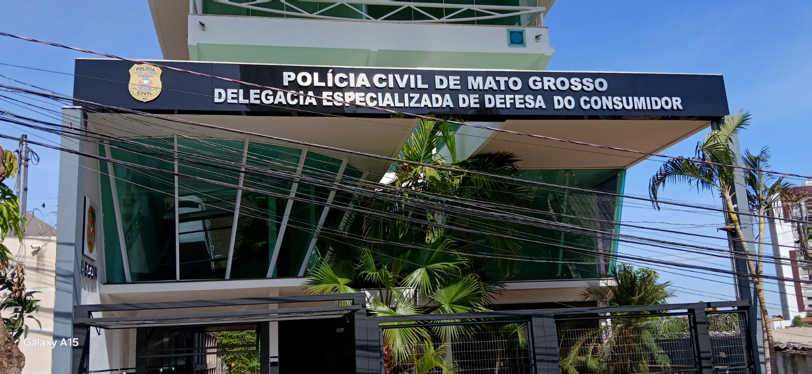 Polícia Civil e Vigilância Sanitária apreendem cigarros eletrônicos em tabacaria de Várzea Grande