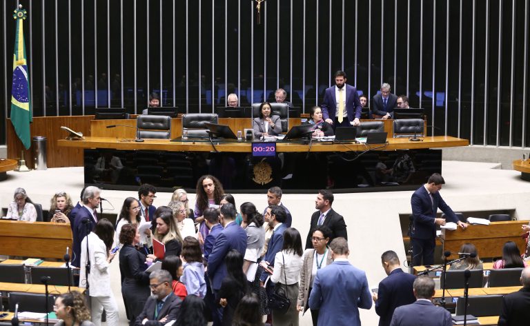 Discussão e votação de propostas legislativas.