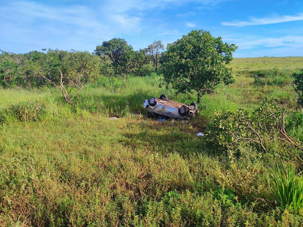 Capotamento de veículo na BR-070, em General Carneiro, deixa três pessoas feridas