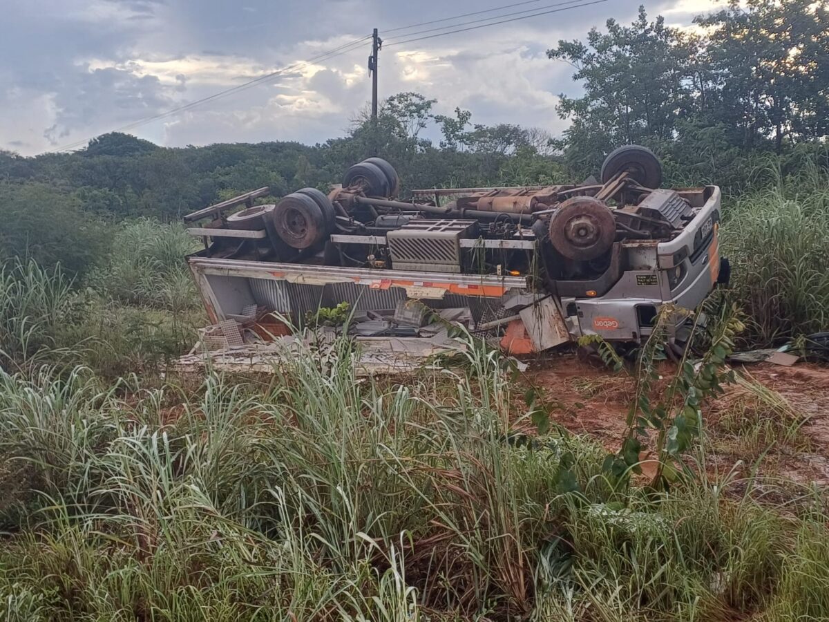 Capotamento mata motorista de caminhão na BR-158, em Canarana