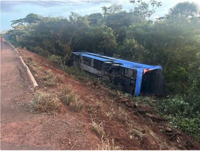 Duas pessoas morrem e seis ficam feridas em tombamento de ônibus na BR-158, em Barra do Garças