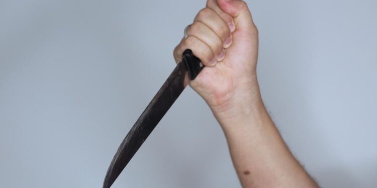 Homem é morto a facadas durante briga por furto de celular em MT