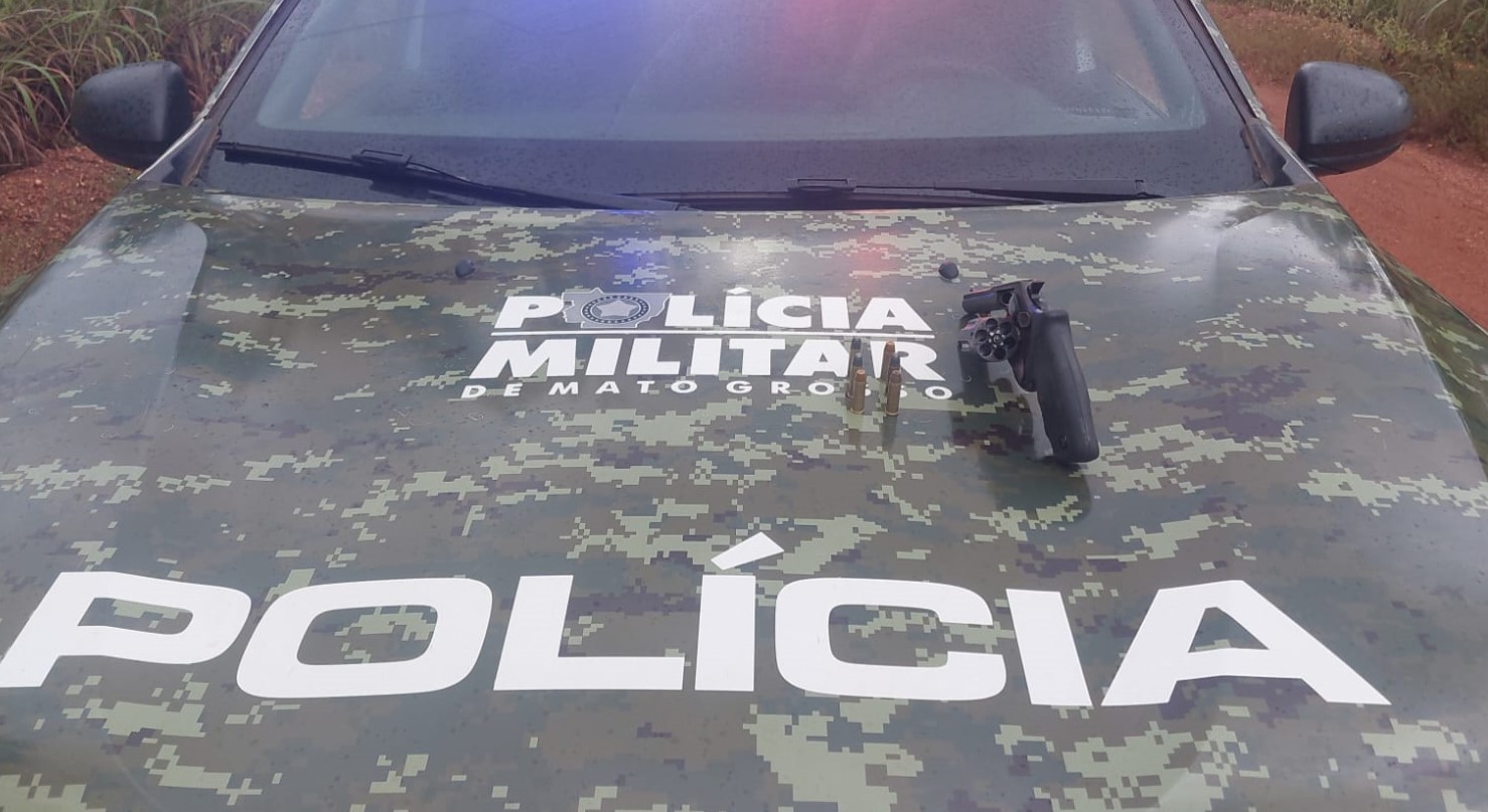 PM prende trio com arma de fogo e cigarros de maconha durante abordagem