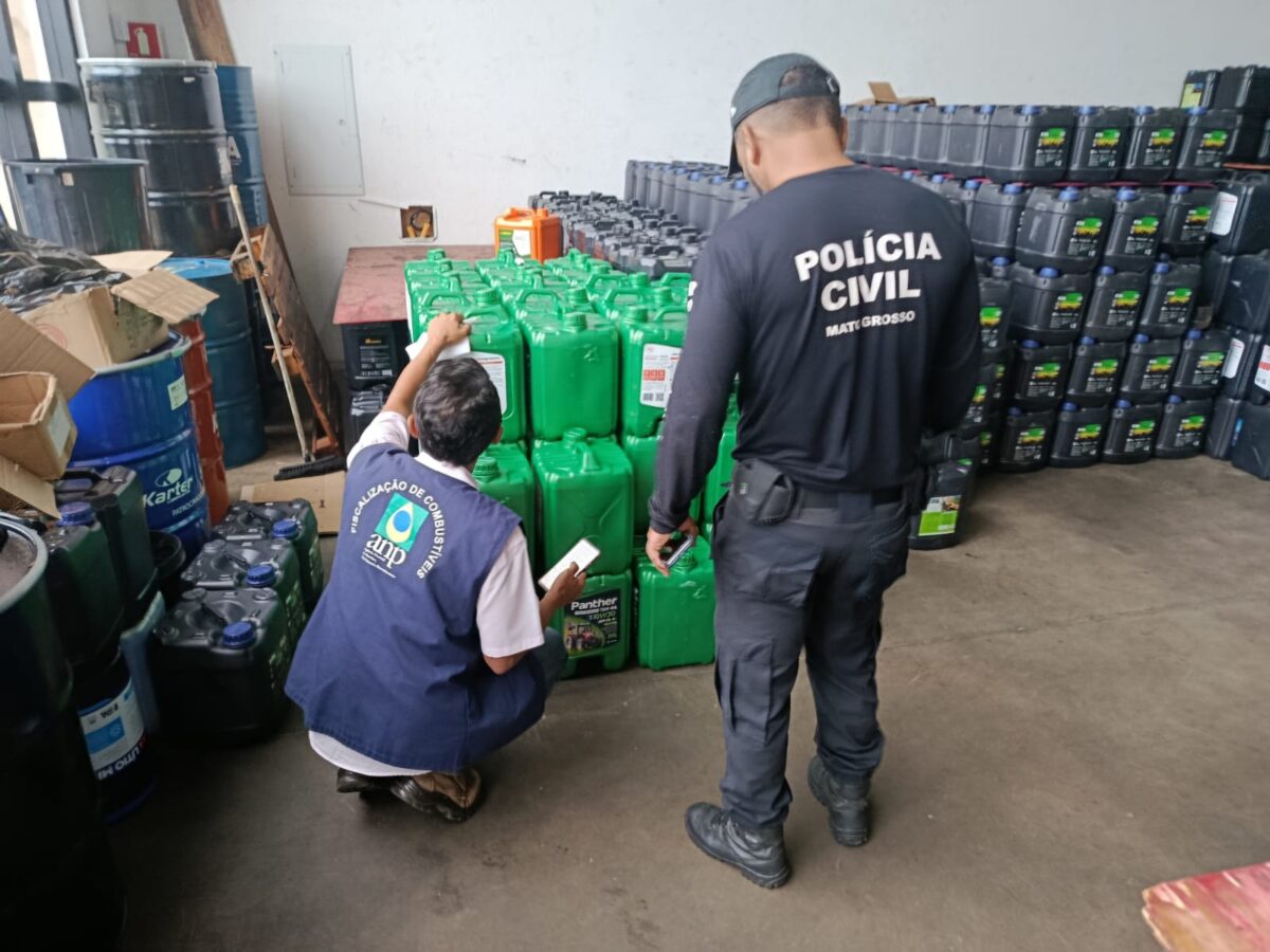 Polícia Civil e ANP apreendem mais de 2,6 mil litros de óleo lubrificante em distribuidora de Cuiabá