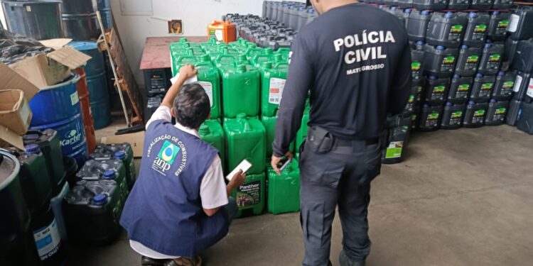Polícia Civil e ANP apreendem mais de 2,6 mil litros de óleo lubrificante em distribuidora de Cuiabá