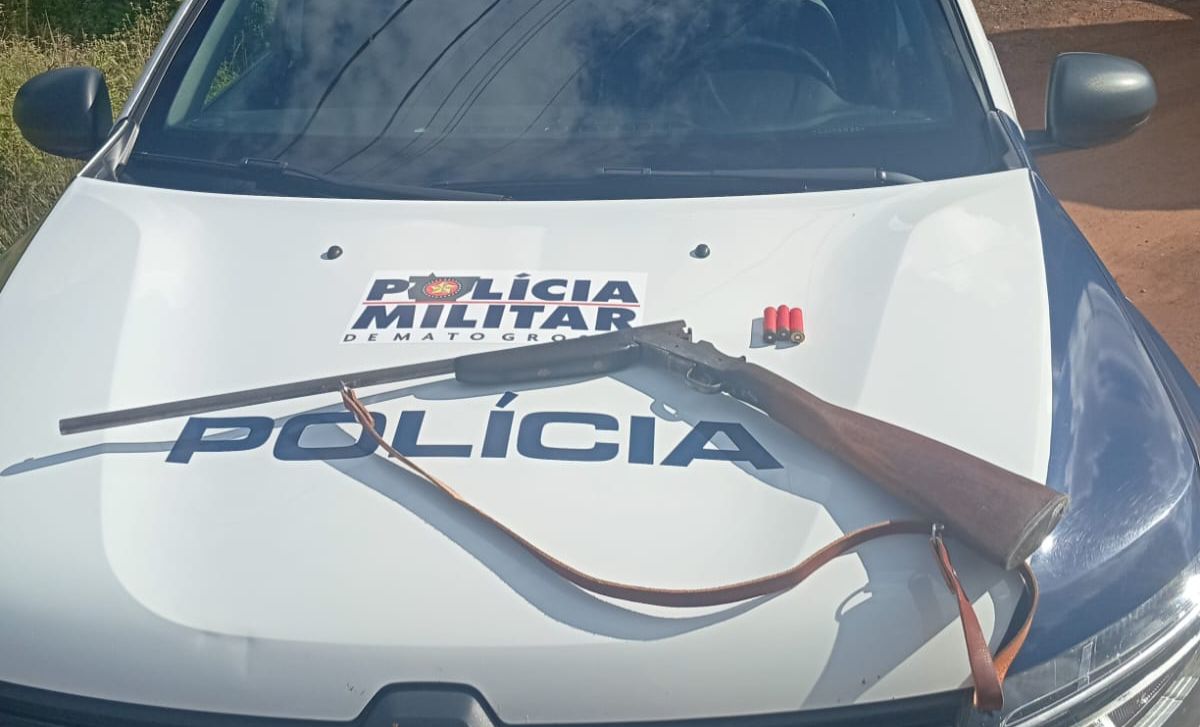 PM prende caminhoneiro por agressão e apreende espingarda em Vila Rica