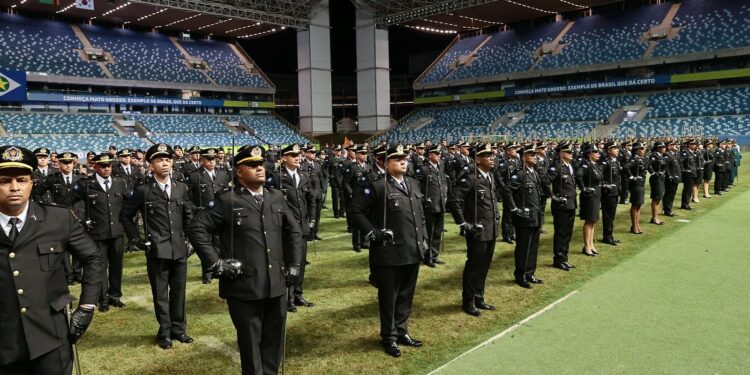 Governo de MT promove 1.015 oficiais e praças da Polícia Militar em solenidade alusiva à Tiradentes
