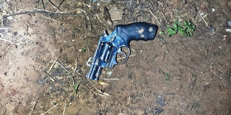 Força Tática apreende arma de fogo, munições e drogas com faccionado