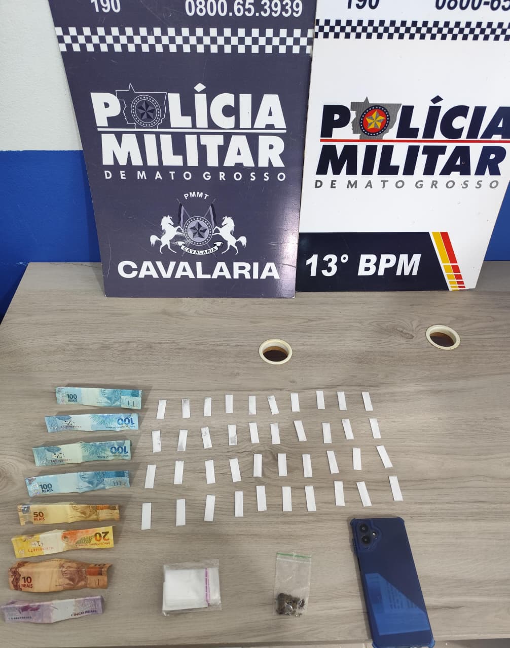 Cavalaria da PM detém duas pessoas e apreende 40 porções de cocaína