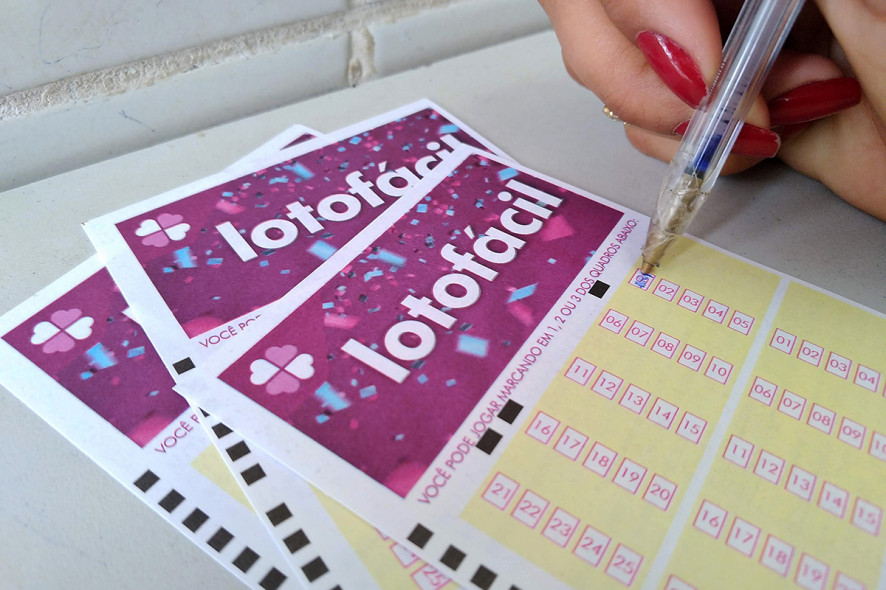 Aposta simples de MT acerta Lotofácil e leva quase R$ 2 milhões