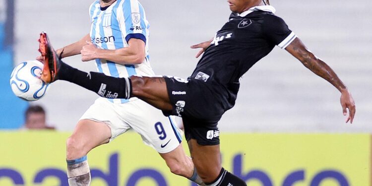 Botafogo vence Racing na Argentina e assume topo do Grupo E na Sul-Americana