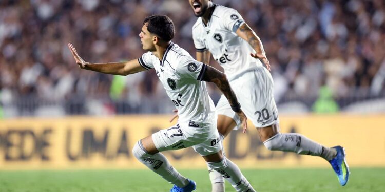 Botafogo vence o Vasco de virada em São Januário e sobe na tabela do Brasileirão