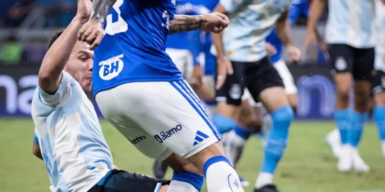 Cruzeiro supera o Grêmio e respira fora do Z4 do Brasileirão