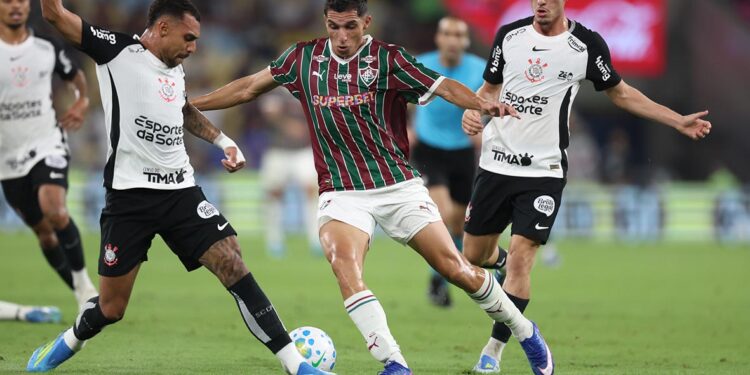 Fluminense atropela o Corinthians e salta para a vice-liderança do Brasileirão