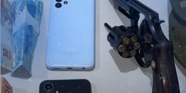 Homem é preso com arma de fogo e drogas em Araguaiana