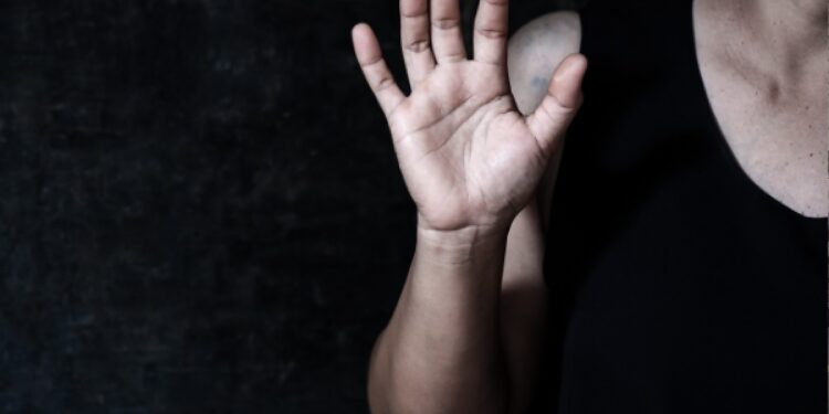 Jovem grávida de quatro meses é agredida a socos pelo marido