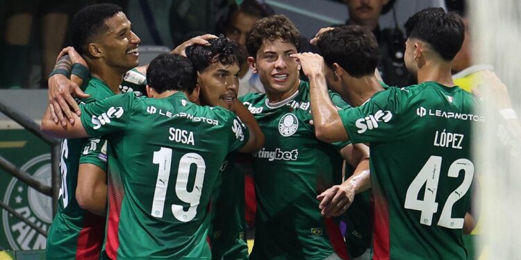 Palmeiras resiste com 10 e mantém liderança isolada ao bater Athletico-PR 