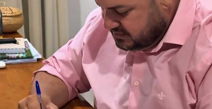 Prefeitura de General Carneiro oficializa aquisição de materiais para asfalto em Paredão Grande