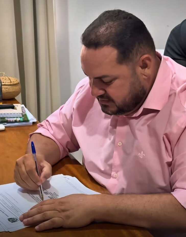 Prefeitura de General Carneiro oficializa aquisição de materiais para asfalto em Paredão Grande