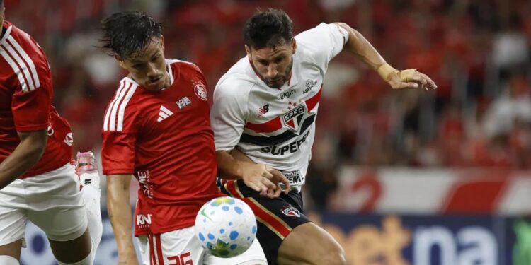São Paulo empata com Internacional e vê vice-liderança ameaçada no Brasileirão