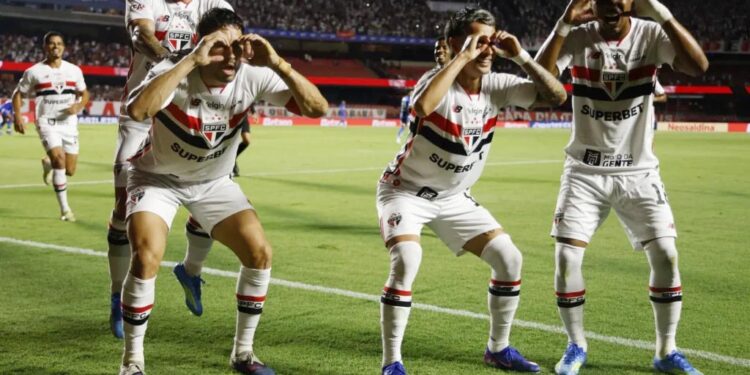 São Paulo goleia o Cruzeiro com show de Ferreira e assume vice-liderança do Brasileirão