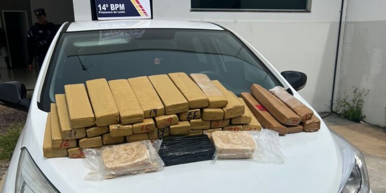 Polícia Militar prende dois faccionados com 42 tabletes de entorpecentes