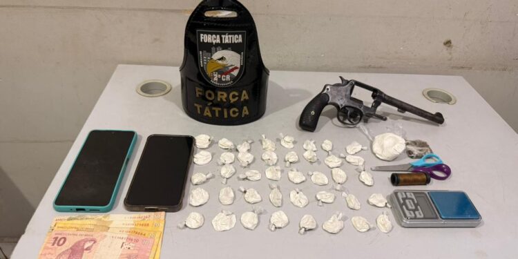 Força Tática prende homem por tráfico de drogas e apreende 42 porções de entorpecentes