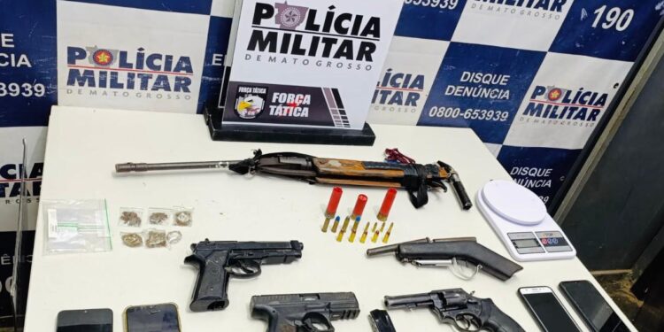 Força Tática localiza quatro suspeitos de roubo e apreende cinco armas em Cáceres