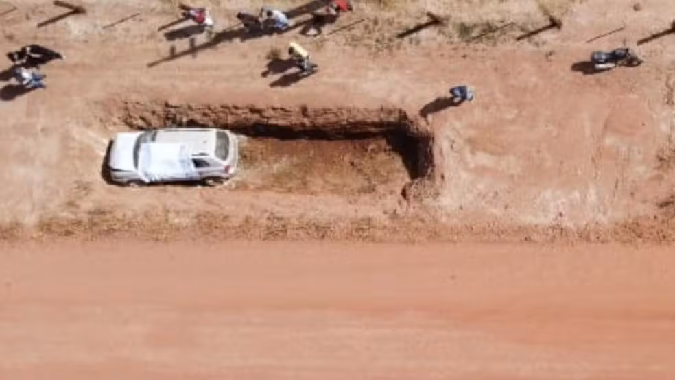 Motorista morre e passageiro fica ferido após carro cair em vala de fazenda em MT