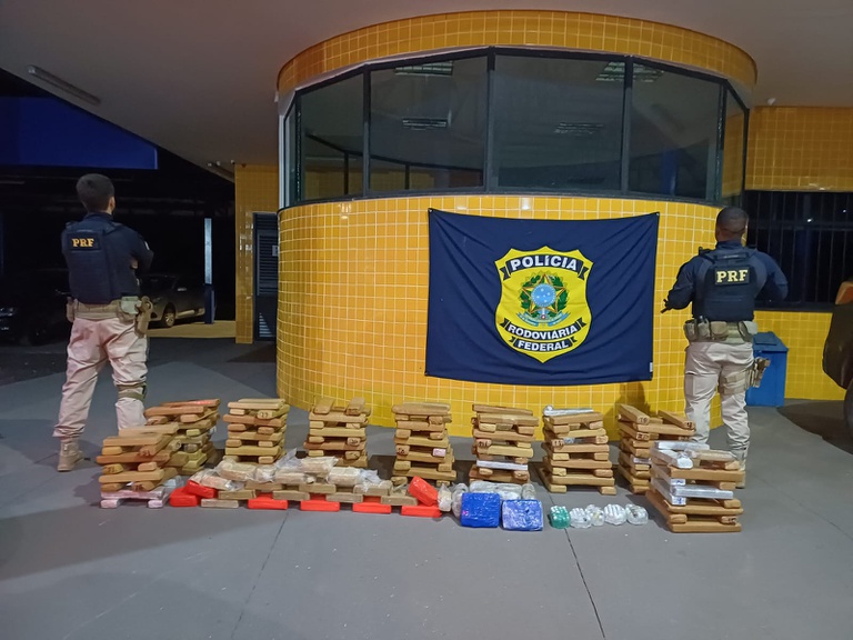PRF apreende mais de 200 kg de drogas e recupera veículo roubado em Barra do Garças