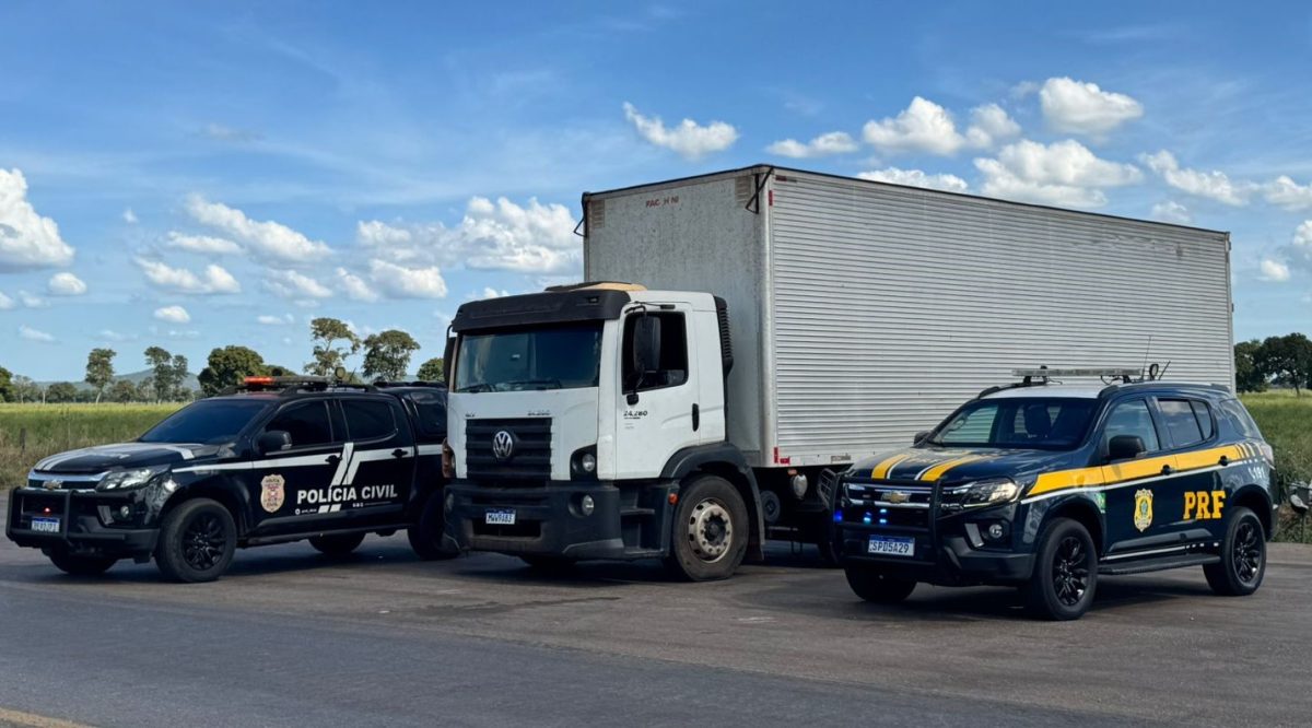 Polícia Civil e PRF apreendem caminhão carregado de alimentos pertencente a facção criminosa em Cáceres