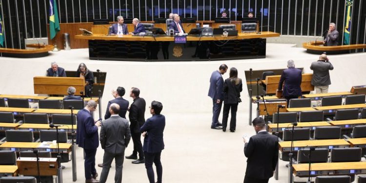 Discussão e votação de propostas legislativas.